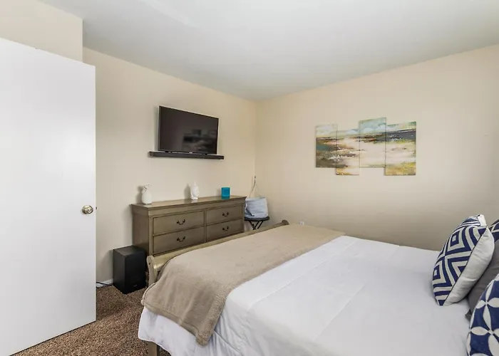 Greenbelt Condo-patiopooltennisold Town 5min Apartment